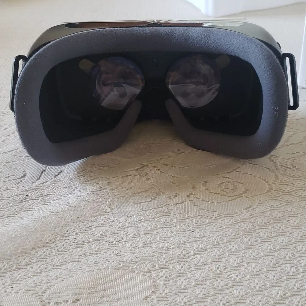 New in Box Samsung Gear VR Powered by Oculus Virtual Reality Headset SM-R323